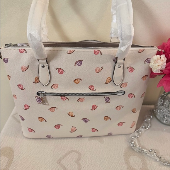 Coach Women’s Gallery Tote Bag Chalk With Snail 🐌 Print. Hard to find. - Picture 2 of 12